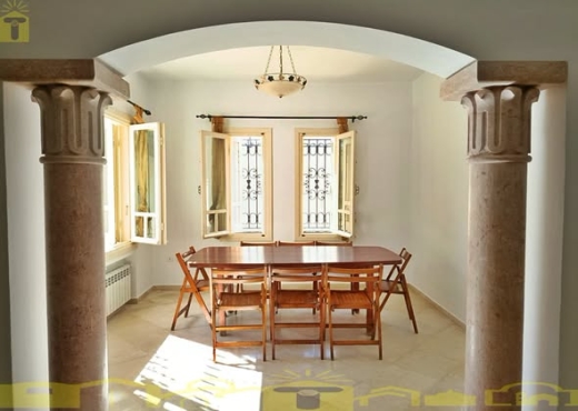 Une superbe villa sur deux niveaux est disponible